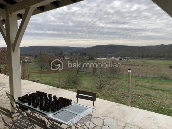 Maison de caractère avec vue panoramique sur la vallée de la Dordogne – 252 m² habitables sur 1,78 hectare

À seulement 22 km à l'est de Bergerac, cette belle demeure de caractère bénéficie d'un emplacement privilégié, au calme, en position dominante et exposée plein sud. Elle offre une vue exceptionnelle sur la campagne environnante et la vallée de la Dordogne.

D'une surface habitable d'environ 252 m², la maison séduit par ses volumes généreux, sa luminosité et son fort potentiel pour un projet familial ou touristique.

Dès l'entrée, un vaste hall dessert les différents espaces de vie. Vous découvrirez un superbe séjour de 75 m² agrémenté d'un poêle à bois, idéal pour recevoir famille et amis dans une ambiance chaleureuse.

La cuisine équipée de 12 m² est prolongée par une salle à manger de 15 m² ouvrant sur deux terrasses : une grande terrasse couverte orientée plein sud et une seconde terrasse à l'ouest, parfaite pour profiter des couchers de soleil.

Le rez-de-chaussée comprend également un cellier avec douche, rangements et toilettes.

À l'étage, un élégant escalier avec rampe en fer forgé mène à un vaste palier desservant cinq chambres spacieuses de 14 à 22 m², chacune disposant de sa propre salle d'eau et de toilettes privatives. Une cinquième chambre d'environ 40 m² bénéficie en outre d'un dressing et de sa salle d'eau.

Cette configuration est idéale pour une activité de chambres d'hôtes ou pour accueillir une grande famille dans un confort optimal.

Le sous-sol complet de 97 m² comprend un garage, une cave, un atelier, un cellier, une chaufferie ainsi que des toilettes. Directement accessible depuis la maison, il offre de nombreuses possibilités de rangement et d'aménagement.

Prestations
Chauffage central au fioul avec chaudière récente
Poêle à bois
Ballon d'eau chaude indépendant pour la période estivale
Électricité rénovée
Isolation des combles et du plafond du sous-sol réalisée en 2021

Les menuiseries sont en bois avec simple vitrage et volets battants bois.

Extérieurs

La propriété s'étend sur un magnifique terrain clos de 17 800 m² offrant espace, intimité et sérénité. Un cadre naturel privilégié où profiter pleinement de la campagne tout en restant proche des commerces et services.

Les atouts
Vue dominante exceptionnelle
Exposition plein sud
5 chambres avec salle d'eau privative
Séjour de 75 m²
Sous-sol complet de 97 m²
Terrain clos de 1,78 hectare
Potentiel chambres d'hôtes ou activité touristique
Environnement calme et recherché

Une propriété rare offrant de nombreuses possibilités dans un cadre de vie remarquable.
Contactez-moi et venez la visiter. 06 98 99 98 40.
Large bright house of 252m 2, ideally located, close to amenities, quiet, in a dominant position and facing south, offering breathtaking views of the surrounding countryside, with the Dordogne. 
Upon entering the house, you will be greeted by a spacious entrance hall, dividing the different living spaces.
On your right a large living room of 75m2 with a wood stove, creating a warm and friendly atmosphere. 
On your left, a kitchen of 12 m2 accompanied by a dining room of 15m2 and giving access to two terraces: one covered south and a smaller west. A storeroom with shower, closets and toilets complete this ground floor.
Facing you, a beautiful staircase equipped with a wrought iron ramp leads to a landing serving five large bedrooms of 14 to 22 m 2, each with its own bathroom and private toilets. 
The fifth bedroom, with an area of 40m 2, is equipped with an additional dressing room. This sleeping area is perfect for a bed and breakfast activity.
In the basement, you will find a complete space of 97 m2 including a garage, a storeroom, a workshop, a cellar, a boiler room and toilets. This space is also accessible directly from the house, offering great convenience in everyday life.
The house is equipped with a central heating system on fuel, with a recent boiler. An independent hot water tank is also available for summer needs. A wood stove in the fireplace adds an extra touch of charm.
Electricity was redone and insulation of the attic and ceiling of the basement were completed in 2021.
The joinery is made of wood with a simple glazing, accompanied by wooden shutters. 
Individual sanitation works perfectly but does not meet current standards.
The enclosed land of 17800m2 offers a generous and private outdoor space, where you can enjoy moments of relaxation in the middle of nature while being close to amenities.
This large house offers an exceptional potential to create a unique living place, a guest house activity...
Contact me and come visit it. 06 98 99 98 40.