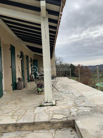 Maison de caractère avec vue panoramique sur la vallée de la Dordogne – 252 m² habitables sur 1,78 hectare

À seulement 22 km à l'est de Bergerac, cette belle demeure de caractère bénéficie d'un emplacement privilégié, au calme, en position dominante et exposée plein sud. Elle offre une vue exceptionnelle sur la campagne environnante et la vallée de la Dordogne.

D'une surface habitable d'environ 252 m², la maison séduit par ses volumes généreux, sa luminosité et son fort potentiel pour un projet familial ou touristique.

Dès l'entrée, un vaste hall dessert les différents espaces de vie. Vous découvrirez un superbe séjour de 75 m² agrémenté d'un poêle à bois, idéal pour recevoir famille et amis dans une ambiance chaleureuse.

La cuisine équipée de 12 m² est prolongée par une salle à manger de 15 m² ouvrant sur deux terrasses : une grande terrasse couverte orientée plein sud et une seconde terrasse à l'ouest, parfaite pour profiter des couchers de soleil.

Le rez-de-chaussée comprend également un cellier avec douche, rangements et toilettes.

À l'étage, un élégant escalier avec rampe en fer forgé mène à un vaste palier desservant cinq chambres spacieuses de 14 à 22 m², chacune disposant de sa propre salle d'eau et de toilettes privatives. Une cinquième chambre d'environ 40 m² bénéficie en outre d'un dressing et de sa salle d'eau.

Cette configuration est idéale pour une activité de chambres d'hôtes ou pour accueillir une grande famille dans un confort optimal.

Le sous-sol complet de 97 m² comprend un garage, une cave, un atelier, un cellier, une chaufferie ainsi que des toilettes. Directement accessible depuis la maison, il offre de nombreuses possibilités de rangement et d'aménagement.

Prestations
Chauffage central au fioul avec chaudière récente
Poêle à bois
Ballon d'eau chaude indépendant pour la période estivale
Électricité rénovée
Isolation des combles et du plafond du sous-sol réalisée en 2021

Les menuiseries sont en bois avec simple vitrage et volets battants bois.

Extérieurs

La propriété s'étend sur un magnifique terrain clos de 17 800 m² offrant espace, intimité et sérénité. Un cadre naturel privilégié où profiter pleinement de la campagne tout en restant proche des commerces et services.

Les atouts
Vue dominante exceptionnelle
Exposition plein sud
5 chambres avec salle d'eau privative
Séjour de 75 m²
Sous-sol complet de 97 m²
Terrain clos de 1,78 hectare
Potentiel chambres d'hôtes ou activité touristique
Environnement calme et recherché

Une propriété rare offrant de nombreuses possibilités dans un cadre de vie remarquable.
Contactez-moi et venez la visiter. 06 98 99 98 40.
Large bright house of 252m 2, ideally located, close to amenities, quiet, in a dominant position and facing south, offering breathtaking views of the surrounding countryside, with the Dordogne. 
Upon entering the house, you will be greeted by a spacious entrance hall, dividing the different living spaces.
On your right a large living room of 75m2 with a wood stove, creating a warm and friendly atmosphere. 
On your left, a kitchen of 12 m2 accompanied by a dining room of 15m2 and giving access to two terraces: one covered south and a smaller west. A storeroom with shower, closets and toilets complete this ground floor.
Facing you, a beautiful staircase equipped with a wrought iron ramp leads to a landing serving five large bedrooms of 14 to 22 m 2, each with its own bathroom and private toilets. 
The fifth bedroom, with an area of 40m 2, is equipped with an additional dressing room. This sleeping area is perfect for a bed and breakfast activity.
In the basement, you will find a complete space of 97 m2 including a garage, a storeroom, a workshop, a cellar, a boiler room and toilets. This space is also accessible directly from the house, offering great convenience in everyday life.
The house is equipped with a central heating system on fuel, with a recent boiler. An independent hot water tank is also available for summer needs. A wood stove in the fireplace adds an extra touch of charm.
Electricity was redone and insulation of the attic and ceiling of the basement were completed in 2021.
The joinery is made of wood with a simple glazing, accompanied by wooden shutters. 
Individual sanitation works perfectly but does not meet current standards.
The enclosed land of 17800m2 offers a generous and private outdoor space, where you can enjoy moments of relaxation in the middle of nature while being close to amenities.
This large house offers an exceptional potential to create a unique living place, a guest house activity...
Contact me and come visit it. 06 98 99 98 40.