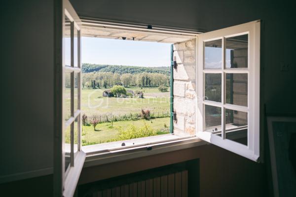 Maison de caractère avec vue panoramique sur la vallée de la Dordogne – 252 m² habitables sur 1,78 hectare

À seulement 22 km à l'est de Bergerac, cette belle demeure de caractère bénéficie d'un emplacement privilégié, au calme, en position dominante et exposée plein sud. Elle offre une vue exceptionnelle sur la campagne environnante et la vallée de la Dordogne.

D'une surface habitable d'environ 252 m², la maison séduit par ses volumes généreux, sa luminosité et son fort potentiel pour un projet familial ou touristique.

Dès l'entrée, un vaste hall dessert les différents espaces de vie. Vous découvrirez un superbe séjour de 75 m² agrémenté d'un poêle à bois, idéal pour recevoir famille et amis dans une ambiance chaleureuse.

La cuisine équipée de 12 m² est prolongée par une salle à manger de 15 m² ouvrant sur deux terrasses : une grande terrasse couverte orientée plein sud et une seconde terrasse à l'ouest, parfaite pour profiter des couchers de soleil.

Le rez-de-chaussée comprend également un cellier avec douche, rangements et toilettes.

À l'étage, un élégant escalier avec rampe en fer forgé mène à un vaste palier desservant cinq chambres spacieuses de 14 à 22 m², chacune disposant de sa propre salle d'eau et de toilettes privatives. Une cinquième chambre d'environ 40 m² bénéficie en outre d'un dressing et de sa salle d'eau.

Cette configuration est idéale pour une activité de chambres d'hôtes ou pour accueillir une grande famille dans un confort optimal.

Le sous-sol complet de 97 m² comprend un garage, une cave, un atelier, un cellier, une chaufferie ainsi que des toilettes. Directement accessible depuis la maison, il offre de nombreuses possibilités de rangement et d'aménagement.

Prestations
Chauffage central au fioul avec chaudière récente
Poêle à bois
Ballon d'eau chaude indépendant pour la période estivale
Électricité rénovée
Isolation des combles et du plafond du sous-sol réalisée en 2021

Les menuiseries sont en bois avec simple vitrage et volets battants bois.

Extérieurs

La propriété s'étend sur un magnifique terrain clos de 17 800 m² offrant espace, intimité et sérénité. Un cadre naturel privilégié où profiter pleinement de la campagne tout en restant proche des commerces et services.

Les atouts
Vue dominante exceptionnelle
Exposition plein sud
5 chambres avec salle d'eau privative
Séjour de 75 m²
Sous-sol complet de 97 m²
Terrain clos de 1,78 hectare
Potentiel chambres d'hôtes ou activité touristique
Environnement calme et recherché

Une propriété rare offrant de nombreuses possibilités dans un cadre de vie remarquable.
Contactez-moi et venez la visiter. 06 98 99 98 40.
Large bright house of 252m 2, ideally located, close to amenities, quiet, in a dominant position and facing south, offering breathtaking views of the surrounding countryside, with the Dordogne. 
Upon entering the house, you will be greeted by a spacious entrance hall, dividing the different living spaces.
On your right a large living room of 75m2 with a wood stove, creating a warm and friendly atmosphere. 
On your left, a kitchen of 12 m2 accompanied by a dining room of 15m2 and giving access to two terraces: one covered south and a smaller west. A storeroom with shower, closets and toilets complete this ground floor.
Facing you, a beautiful staircase equipped with a wrought iron ramp leads to a landing serving five large bedrooms of 14 to 22 m 2, each with its own bathroom and private toilets. 
The fifth bedroom, with an area of 40m 2, is equipped with an additional dressing room. This sleeping area is perfect for a bed and breakfast activity.
In the basement, you will find a complete space of 97 m2 including a garage, a storeroom, a workshop, a cellar, a boiler room and toilets. This space is also accessible directly from the house, offering great convenience in everyday life.
The house is equipped with a central heating system on fuel, with a recent boiler. An independent hot water tank is also available for summer needs. A wood stove in the fireplace adds an extra touch of charm.
Electricity was redone and insulation of the attic and ceiling of the basement were completed in 2021.
The joinery is made of wood with a simple glazing, accompanied by wooden shutters. 
Individual sanitation works perfectly but does not meet current standards.
The enclosed land of 17800m2 offers a generous and private outdoor space, where you can enjoy moments of relaxation in the middle of nature while being close to amenities.
This large house offers an exceptional potential to create a unique living place, a guest house activity...
Contact me and come visit it. 06 98 99 98 40.