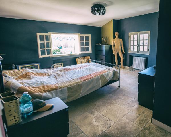 Maison de caractère avec vue panoramique sur la vallée de la Dordogne – 252 m² habitables sur 1,78 hectare

À seulement 22 km à l'est de Bergerac, cette belle demeure de caractère bénéficie d'un emplacement privilégié, au calme, en position dominante et exposée plein sud. Elle offre une vue exceptionnelle sur la campagne environnante et la vallée de la Dordogne.

D'une surface habitable d'environ 252 m², la maison séduit par ses volumes généreux, sa luminosité et son fort potentiel pour un projet familial ou touristique.

Dès l'entrée, un vaste hall dessert les différents espaces de vie. Vous découvrirez un superbe séjour de 75 m² agrémenté d'un poêle à bois, idéal pour recevoir famille et amis dans une ambiance chaleureuse.

La cuisine équipée de 12 m² est prolongée par une salle à manger de 15 m² ouvrant sur deux terrasses : une grande terrasse couverte orientée plein sud et une seconde terrasse à l'ouest, parfaite pour profiter des couchers de soleil.

Le rez-de-chaussée comprend également un cellier avec douche, rangements et toilettes.

À l'étage, un élégant escalier avec rampe en fer forgé mène à un vaste palier desservant cinq chambres spacieuses de 14 à 22 m², chacune disposant de sa propre salle d'eau et de toilettes privatives. Une cinquième chambre d'environ 40 m² bénéficie en outre d'un dressing et de sa salle d'eau.

Cette configuration est idéale pour une activité de chambres d'hôtes ou pour accueillir une grande famille dans un confort optimal.

Le sous-sol complet de 97 m² comprend un garage, une cave, un atelier, un cellier, une chaufferie ainsi que des toilettes. Directement accessible depuis la maison, il offre de nombreuses possibilités de rangement et d'aménagement.

Prestations
Chauffage central au fioul avec chaudière récente
Poêle à bois
Ballon d'eau chaude indépendant pour la période estivale
Électricité rénovée
Isolation des combles et du plafond du sous-sol réalisée en 2021

Les menuiseries sont en bois avec simple vitrage et volets battants bois.

Extérieurs

La propriété s'étend sur un magnifique terrain clos de 17 800 m² offrant espace, intimité et sérénité. Un cadre naturel privilégié où profiter pleinement de la campagne tout en restant proche des commerces et services.

Les atouts
Vue dominante exceptionnelle
Exposition plein sud
5 chambres avec salle d'eau privative
Séjour de 75 m²
Sous-sol complet de 97 m²
Terrain clos de 1,78 hectare
Potentiel chambres d'hôtes ou activité touristique
Environnement calme et recherché

Une propriété rare offrant de nombreuses possibilités dans un cadre de vie remarquable.
Contactez-moi et venez la visiter. 06 98 99 98 40.
Large bright house of 252m 2, ideally located, close to amenities, quiet, in a dominant position and facing south, offering breathtaking views of the surrounding countryside, with the Dordogne. 
Upon entering the house, you will be greeted by a spacious entrance hall, dividing the different living spaces.
On your right a large living room of 75m2 with a wood stove, creating a warm and friendly atmosphere. 
On your left, a kitchen of 12 m2 accompanied by a dining room of 15m2 and giving access to two terraces: one covered south and a smaller west. A storeroom with shower, closets and toilets complete this ground floor.
Facing you, a beautiful staircase equipped with a wrought iron ramp leads to a landing serving five large bedrooms of 14 to 22 m 2, each with its own bathroom and private toilets. 
The fifth bedroom, with an area of 40m 2, is equipped with an additional dressing room. This sleeping area is perfect for a bed and breakfast activity.
In the basement, you will find a complete space of 97 m2 including a garage, a storeroom, a workshop, a cellar, a boiler room and toilets. This space is also accessible directly from the house, offering great convenience in everyday life.
The house is equipped with a central heating system on fuel, with a recent boiler. An independent hot water tank is also available for summer needs. A wood stove in the fireplace adds an extra touch of charm.
Electricity was redone and insulation of the attic and ceiling of the basement were completed in 2021.
The joinery is made of wood with a simple glazing, accompanied by wooden shutters. 
Individual sanitation works perfectly but does not meet current standards.
The enclosed land of 17800m2 offers a generous and private outdoor space, where you can enjoy moments of relaxation in the middle of nature while being close to amenities.
This large house offers an exceptional potential to create a unique living place, a guest house activity...
Contact me and come visit it. 06 98 99 98 40.