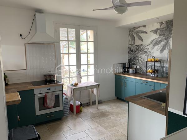 Maison de caractère avec vue panoramique sur la vallée de la Dordogne – 252 m² habitables sur 1,78 hectare

À seulement 22 km à l'est de Bergerac, cette belle demeure de caractère bénéficie d'un emplacement privilégié, au calme, en position dominante et exposée plein sud. Elle offre une vue exceptionnelle sur la campagne environnante et la vallée de la Dordogne.

D'une surface habitable d'environ 252 m², la maison séduit par ses volumes généreux, sa luminosité et son fort potentiel pour un projet familial ou touristique.

Dès l'entrée, un vaste hall dessert les différents espaces de vie. Vous découvrirez un superbe séjour de 75 m² agrémenté d'un poêle à bois, idéal pour recevoir famille et amis dans une ambiance chaleureuse.

La cuisine équipée de 12 m² est prolongée par une salle à manger de 15 m² ouvrant sur deux terrasses : une grande terrasse couverte orientée plein sud et une seconde terrasse à l'ouest, parfaite pour profiter des couchers de soleil.

Le rez-de-chaussée comprend également un cellier avec douche, rangements et toilettes.

À l'étage, un élégant escalier avec rampe en fer forgé mène à un vaste palier desservant cinq chambres spacieuses de 14 à 22 m², chacune disposant de sa propre salle d'eau et de toilettes privatives. Une cinquième chambre d'environ 40 m² bénéficie en outre d'un dressing et de sa salle d'eau.

Cette configuration est idéale pour une activité de chambres d'hôtes ou pour accueillir une grande famille dans un confort optimal.

Le sous-sol complet de 97 m² comprend un garage, une cave, un atelier, un cellier, une chaufferie ainsi que des toilettes. Directement accessible depuis la maison, il offre de nombreuses possibilités de rangement et d'aménagement.

Prestations
Chauffage central au fioul avec chaudière récente
Poêle à bois
Ballon d'eau chaude indépendant pour la période estivale
Électricité rénovée
Isolation des combles et du plafond du sous-sol réalisée en 2021

Les menuiseries sont en bois avec simple vitrage et volets battants bois.

Extérieurs

La propriété s'étend sur un magnifique terrain clos de 17 800 m² offrant espace, intimité et sérénité. Un cadre naturel privilégié où profiter pleinement de la campagne tout en restant proche des commerces et services.

Les atouts
Vue dominante exceptionnelle
Exposition plein sud
5 chambres avec salle d'eau privative
Séjour de 75 m²
Sous-sol complet de 97 m²
Terrain clos de 1,78 hectare
Potentiel chambres d'hôtes ou activité touristique
Environnement calme et recherché

Une propriété rare offrant de nombreuses possibilités dans un cadre de vie remarquable.
Contactez-moi et venez la visiter. 06 98 99 98 40.
Large bright house of 252m 2, ideally located, close to amenities, quiet, in a dominant position and facing south, offering breathtaking views of the surrounding countryside, with the Dordogne. 
Upon entering the house, you will be greeted by a spacious entrance hall, dividing the different living spaces.
On your right a large living room of 75m2 with a wood stove, creating a warm and friendly atmosphere. 
On your left, a kitchen of 12 m2 accompanied by a dining room of 15m2 and giving access to two terraces: one covered south and a smaller west. A storeroom with shower, closets and toilets complete this ground floor.
Facing you, a beautiful staircase equipped with a wrought iron ramp leads to a landing serving five large bedrooms of 14 to 22 m 2, each with its own bathroom and private toilets. 
The fifth bedroom, with an area of 40m 2, is equipped with an additional dressing room. This sleeping area is perfect for a bed and breakfast activity.
In the basement, you will find a complete space of 97 m2 including a garage, a storeroom, a workshop, a cellar, a boiler room and toilets. This space is also accessible directly from the house, offering great convenience in everyday life.
The house is equipped with a central heating system on fuel, with a recent boiler. An independent hot water tank is also available for summer needs. A wood stove in the fireplace adds an extra touch of charm.
Electricity was redone and insulation of the attic and ceiling of the basement were completed in 2021.
The joinery is made of wood with a simple glazing, accompanied by wooden shutters. 
Individual sanitation works perfectly but does not meet current standards.
The enclosed land of 17800m2 offers a generous and private outdoor space, where you can enjoy moments of relaxation in the middle of nature while being close to amenities.
This large house offers an exceptional potential to create a unique living place, a guest house activity...
Contact me and come visit it. 06 98 99 98 40.