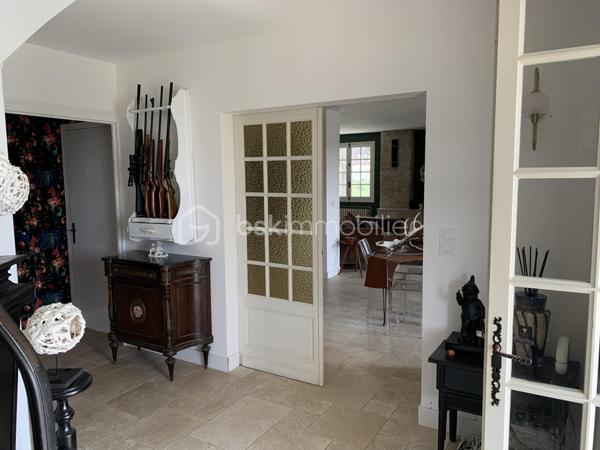 Maison de caractère avec vue panoramique sur la vallée de la Dordogne – 252 m² habitables sur 1,78 hectare

À seulement 22 km à l'est de Bergerac, cette belle demeure de caractère bénéficie d'un emplacement privilégié, au calme, en position dominante et exposée plein sud. Elle offre une vue exceptionnelle sur la campagne environnante et la vallée de la Dordogne.

D'une surface habitable d'environ 252 m², la maison séduit par ses volumes généreux, sa luminosité et son fort potentiel pour un projet familial ou touristique.

Dès l'entrée, un vaste hall dessert les différents espaces de vie. Vous découvrirez un superbe séjour de 75 m² agrémenté d'un poêle à bois, idéal pour recevoir famille et amis dans une ambiance chaleureuse.

La cuisine équipée de 12 m² est prolongée par une salle à manger de 15 m² ouvrant sur deux terrasses : une grande terrasse couverte orientée plein sud et une seconde terrasse à l'ouest, parfaite pour profiter des couchers de soleil.

Le rez-de-chaussée comprend également un cellier avec douche, rangements et toilettes.

À l'étage, un élégant escalier avec rampe en fer forgé mène à un vaste palier desservant cinq chambres spacieuses de 14 à 22 m², chacune disposant de sa propre salle d'eau et de toilettes privatives. Une cinquième chambre d'environ 40 m² bénéficie en outre d'un dressing et de sa salle d'eau.

Cette configuration est idéale pour une activité de chambres d'hôtes ou pour accueillir une grande famille dans un confort optimal.

Le sous-sol complet de 97 m² comprend un garage, une cave, un atelier, un cellier, une chaufferie ainsi que des toilettes. Directement accessible depuis la maison, il offre de nombreuses possibilités de rangement et d'aménagement.

Prestations
Chauffage central au fioul avec chaudière récente
Poêle à bois
Ballon d'eau chaude indépendant pour la période estivale
Électricité rénovée
Isolation des combles et du plafond du sous-sol réalisée en 2021

Les menuiseries sont en bois avec simple vitrage et volets battants bois.

Extérieurs

La propriété s'étend sur un magnifique terrain clos de 17 800 m² offrant espace, intimité et sérénité. Un cadre naturel privilégié où profiter pleinement de la campagne tout en restant proche des commerces et services.

Les atouts
Vue dominante exceptionnelle
Exposition plein sud
5 chambres avec salle d'eau privative
Séjour de 75 m²
Sous-sol complet de 97 m²
Terrain clos de 1,78 hectare
Potentiel chambres d'hôtes ou activité touristique
Environnement calme et recherché

Une propriété rare offrant de nombreuses possibilités dans un cadre de vie remarquable.
Contactez-moi et venez la visiter. 06 98 99 98 40.
Large bright house of 252m 2, ideally located, close to amenities, quiet, in a dominant position and facing south, offering breathtaking views of the surrounding countryside, with the Dordogne. 
Upon entering the house, you will be greeted by a spacious entrance hall, dividing the different living spaces.
On your right a large living room of 75m2 with a wood stove, creating a warm and friendly atmosphere. 
On your left, a kitchen of 12 m2 accompanied by a dining room of 15m2 and giving access to two terraces: one covered south and a smaller west. A storeroom with shower, closets and toilets complete this ground floor.
Facing you, a beautiful staircase equipped with a wrought iron ramp leads to a landing serving five large bedrooms of 14 to 22 m 2, each with its own bathroom and private toilets. 
The fifth bedroom, with an area of 40m 2, is equipped with an additional dressing room. This sleeping area is perfect for a bed and breakfast activity.
In the basement, you will find a complete space of 97 m2 including a garage, a storeroom, a workshop, a cellar, a boiler room and toilets. This space is also accessible directly from the house, offering great convenience in everyday life.
The house is equipped with a central heating system on fuel, with a recent boiler. An independent hot water tank is also available for summer needs. A wood stove in the fireplace adds an extra touch of charm.
Electricity was redone and insulation of the attic and ceiling of the basement were completed in 2021.
The joinery is made of wood with a simple glazing, accompanied by wooden shutters. 
Individual sanitation works perfectly but does not meet current standards.
The enclosed land of 17800m2 offers a generous and private outdoor space, where you can enjoy moments of relaxation in the middle of nature while being close to amenities.
This large house offers an exceptional potential to create a unique living place, a guest house activity...
Contact me and come visit it. 06 98 99 98 40.