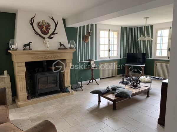 Maison de caractère avec vue panoramique sur la vallée de la Dordogne – 252 m² habitables sur 1,78 hectare

À seulement 22 km à l'est de Bergerac, cette belle demeure de caractère bénéficie d'un emplacement privilégié, au calme, en position dominante et exposée plein sud. Elle offre une vue exceptionnelle sur la campagne environnante et la vallée de la Dordogne.

D'une surface habitable d'environ 252 m², la maison séduit par ses volumes généreux, sa luminosité et son fort potentiel pour un projet familial ou touristique.

Dès l'entrée, un vaste hall dessert les différents espaces de vie. Vous découvrirez un superbe séjour de 75 m² agrémenté d'un poêle à bois, idéal pour recevoir famille et amis dans une ambiance chaleureuse.

La cuisine équipée de 12 m² est prolongée par une salle à manger de 15 m² ouvrant sur deux terrasses : une grande terrasse couverte orientée plein sud et une seconde terrasse à l'ouest, parfaite pour profiter des couchers de soleil.

Le rez-de-chaussée comprend également un cellier avec douche, rangements et toilettes.

À l'étage, un élégant escalier avec rampe en fer forgé mène à un vaste palier desservant cinq chambres spacieuses de 14 à 22 m², chacune disposant de sa propre salle d'eau et de toilettes privatives. Une cinquième chambre d'environ 40 m² bénéficie en outre d'un dressing et de sa salle d'eau.

Cette configuration est idéale pour une activité de chambres d'hôtes ou pour accueillir une grande famille dans un confort optimal.

Le sous-sol complet de 97 m² comprend un garage, une cave, un atelier, un cellier, une chaufferie ainsi que des toilettes. Directement accessible depuis la maison, il offre de nombreuses possibilités de rangement et d'aménagement.

Prestations
Chauffage central au fioul avec chaudière récente
Poêle à bois
Ballon d'eau chaude indépendant pour la période estivale
Électricité rénovée
Isolation des combles et du plafond du sous-sol réalisée en 2021

Les menuiseries sont en bois avec simple vitrage et volets battants bois.

Extérieurs

La propriété s'étend sur un magnifique terrain clos de 17 800 m² offrant espace, intimité et sérénité. Un cadre naturel privilégié où profiter pleinement de la campagne tout en restant proche des commerces et services.

Les atouts
Vue dominante exceptionnelle
Exposition plein sud
5 chambres avec salle d'eau privative
Séjour de 75 m²
Sous-sol complet de 97 m²
Terrain clos de 1,78 hectare
Potentiel chambres d'hôtes ou activité touristique
Environnement calme et recherché

Une propriété rare offrant de nombreuses possibilités dans un cadre de vie remarquable.
Contactez-moi et venez la visiter. 06 98 99 98 40.
Large bright house of 252m 2, ideally located, close to amenities, quiet, in a dominant position and facing south, offering breathtaking views of the surrounding countryside, with the Dordogne. 
Upon entering the house, you will be greeted by a spacious entrance hall, dividing the different living spaces.
On your right a large living room of 75m2 with a wood stove, creating a warm and friendly atmosphere. 
On your left, a kitchen of 12 m2 accompanied by a dining room of 15m2 and giving access to two terraces: one covered south and a smaller west. A storeroom with shower, closets and toilets complete this ground floor.
Facing you, a beautiful staircase equipped with a wrought iron ramp leads to a landing serving five large bedrooms of 14 to 22 m 2, each with its own bathroom and private toilets. 
The fifth bedroom, with an area of 40m 2, is equipped with an additional dressing room. This sleeping area is perfect for a bed and breakfast activity.
In the basement, you will find a complete space of 97 m2 including a garage, a storeroom, a workshop, a cellar, a boiler room and toilets. This space is also accessible directly from the house, offering great convenience in everyday life.
The house is equipped with a central heating system on fuel, with a recent boiler. An independent hot water tank is also available for summer needs. A wood stove in the fireplace adds an extra touch of charm.
Electricity was redone and insulation of the attic and ceiling of the basement were completed in 2021.
The joinery is made of wood with a simple glazing, accompanied by wooden shutters. 
Individual sanitation works perfectly but does not meet current standards.
The enclosed land of 17800m2 offers a generous and private outdoor space, where you can enjoy moments of relaxation in the middle of nature while being close to amenities.
This large house offers an exceptional potential to create a unique living place, a guest house activity...
Contact me and come visit it. 06 98 99 98 40.