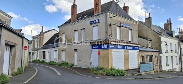 Idéalement situé proche du cœur de ville et de toutes les commodités, venez découvrir cet immeuble d'une surface de 200 m2 environ propice à des projets d'habitation principale, activité commerciale ou indépendante et/ou investissement locatif.
En effet, le bien dispose de 4 entrées permettant l'accès au rez de chaussée à un bel espace commercial pouvant changer de destination comme habitation, une cuisine avec un cellier, un bureau et un WC. 2 escaliers permettent un accès à l'étage où un appartement est aménagé d'un salon, 4 chambres, salle de bain, WC et un grenier comme débarras mais aménageable.
Au second étage avec un escalier indépendant, vous trouverez un grenier totalement aménageable d'environ 80m2.
Pour finir, 2 belles caves complètent ce bien.
A visiter sans tarder!