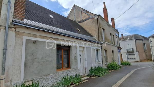 Idéalement situé proche du cœur de ville et de toutes les commodités, venez découvrir cet immeuble d'une surface de 200 m2 environ propice à des projets d'habitation principale, activité commerciale ou indépendante et/ou investissement locatif.
En effet, le bien dispose de 4 entrées permettant l'accès au rez de chaussée à un bel espace commercial pouvant changer de destination comme habitation, une cuisine avec un cellier, un bureau et un WC. 2 escaliers permettent un accès à l'étage où un appartement est aménagé d'un salon, 4 chambres, salle de bain, WC et un grenier comme débarras mais aménageable.
Au second étage avec un escalier indépendant, vous trouverez un grenier totalement aménageable d'environ 80m2.
Pour finir, 2 belles caves complètent ce bien.
A visiter sans tarder!