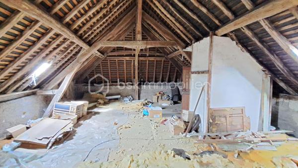Idéalement situé proche du cœur de ville et de toutes les commodités, venez découvrir cet immeuble d'une surface de 200 m2 environ propice à des projets d'habitation principale, activité commerciale ou indépendante et/ou investissement locatif.
En effet, le bien dispose de 4 entrées permettant l'accès au rez de chaussée à un bel espace commercial pouvant changer de destination comme habitation, une cuisine avec un cellier, un bureau et un WC. 2 escaliers permettent un accès à l'étage où un appartement est aménagé d'un salon, 4 chambres, salle de bain, WC et un grenier comme débarras mais aménageable.
Au second étage avec un escalier indépendant, vous trouverez un grenier totalement aménageable d'environ 80m2.
Pour finir, 2 belles caves complètent ce bien.
A visiter sans tarder!
