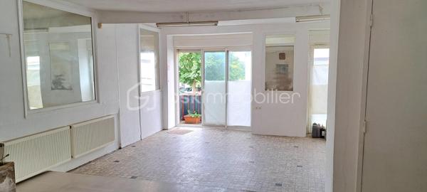 Idéalement situé proche du cœur de ville et de toutes les commodités, venez découvrir cet immeuble d'une surface de 200 m2 environ propice à des projets d'habitation principale, activité commerciale ou indépendante et/ou investissement locatif.
En effet, le bien dispose de 4 entrées permettant l'accès au rez de chaussée à un bel espace commercial pouvant changer de destination comme habitation, une cuisine avec un cellier, un bureau et un WC. 2 escaliers permettent un accès à l'étage où un appartement est aménagé d'un salon, 4 chambres, salle de bain, WC et un grenier comme débarras mais aménageable.
Au second étage avec un escalier indépendant, vous trouverez un grenier totalement aménageable d'environ 80m2.
Pour finir, 2 belles caves complètent ce bien.
A visiter sans tarder!