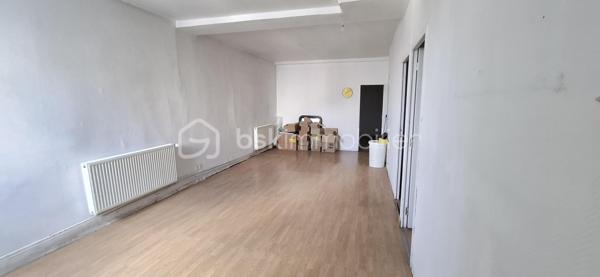 Idéalement situé proche du cœur de ville et de toutes les commodités, venez découvrir cet immeuble d'une surface de 200 m2 environ propice à des projets d'habitation principale, activité commerciale ou indépendante et/ou investissement locatif.
En effet, le bien dispose de 4 entrées permettant l'accès au rez de chaussée à un bel espace commercial pouvant changer de destination comme habitation, une cuisine avec un cellier, un bureau et un WC. 2 escaliers permettent un accès à l'étage où un appartement est aménagé d'un salon, 4 chambres, salle de bain, WC et un grenier comme débarras mais aménageable.
Au second étage avec un escalier indépendant, vous trouverez un grenier totalement aménageable d'environ 80m2.
Pour finir, 2 belles caves complètent ce bien.
A visiter sans tarder!