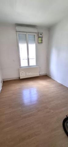 Idéalement situé proche du cœur de ville et de toutes les commodités, venez découvrir cet immeuble d'une surface de 200 m2 environ propice à des projets d'habitation principale, activité commerciale ou indépendante et/ou investissement locatif.
En effet, le bien dispose de 4 entrées permettant l'accès au rez de chaussée à un bel espace commercial pouvant changer de destination comme habitation, une cuisine avec un cellier, un bureau et un WC. 2 escaliers permettent un accès à l'étage où un appartement est aménagé d'un salon, 4 chambres, salle de bain, WC et un grenier comme débarras mais aménageable.
Au second étage avec un escalier indépendant, vous trouverez un grenier totalement aménageable d'environ 80m2.
Pour finir, 2 belles caves complètent ce bien.
A visiter sans tarder!
