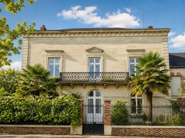 DURTAL – Élégante maison de maître au pied du château, avec accès au Loir