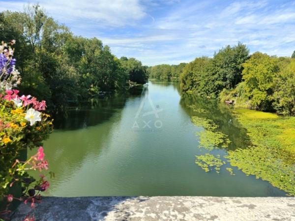 DURTAL – Élégante maison de maître au pied du château, avec accès au Loir