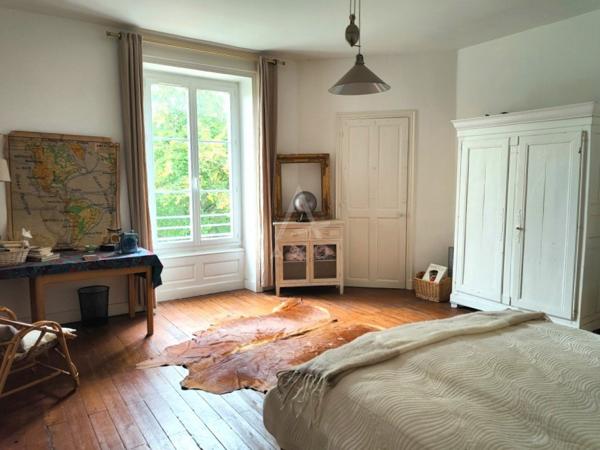 DURTAL – Élégante maison de maître au pied du château, avec accès au Loir