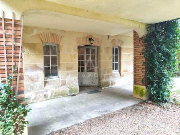 DURTAL – Élégante maison de maître au pied du château, avec accès au Loir