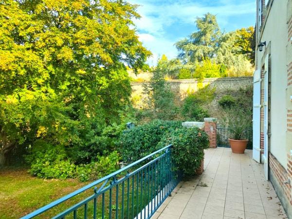 DURTAL – Élégante maison de maître au pied du château, avec accès au Loir