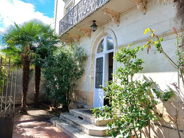 DURTAL – Élégante maison de maître au pied du château, avec accès au Loir