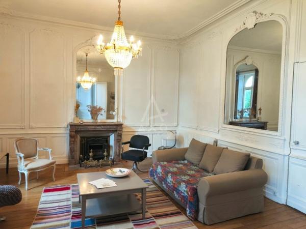 DURTAL – Élégante maison de maître au pied du château, avec accès au Loir