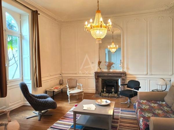 DURTAL – Élégante maison de maître au pied du château, avec accès au Loir