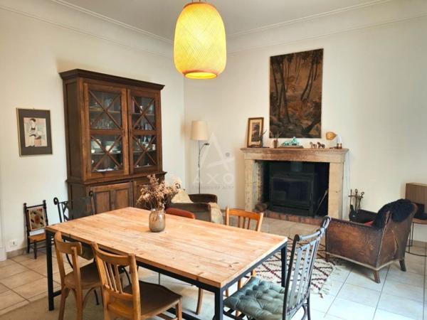 DURTAL – Élégante maison de maître au pied du château, avec accès au Loir