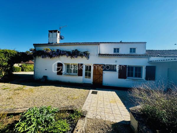 Si vous êtes à la recherche d'une maison familiale avec un jardin au calme alors cette maison est faite pour vous. 
La maison de 135M² vous propose au rez de chaussée: un séjour de 25M² avec un poêle à bois, une cuisine séparée équipée de 15M², 1 arrière cuisine-buanderie, une salle d'eau avec douche à l'italienne et un WC séparé. 
A l'étage vous retrouverez trois chambres, un WC  + une suite parentale avec salle d'eau et WC privé.  

Pour les dépendances: attenant à la maison un garage en partie isolé de 38M², Une remise de 20M². 
Terrain d'environ 1300M² clos avec des petits toits pour rangements supplémentaires. 

Niveau Equipements: 
- Ouverture en double vitrage PVC + moustiquaire de 2023 
- Assainissement relié au tout à l'égout 
- Charpente métallique 
Le DPE va être refait, celui qui est mentionné est l'ancien avant le changement des fenêtres en double vitrage et isolation. 

Sur le plan géographique: 
- 5 MIN de Saint Macoux et Saint Saviol 
- 10 MIN de Civray 
- 34 MIN de Vivonne 
- 50MIN de Poitiers