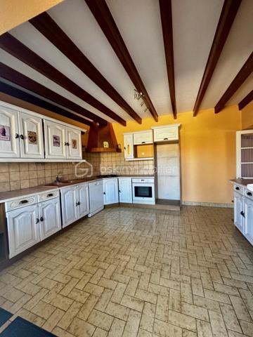 Si vous êtes à la recherche d'une maison familiale avec un jardin au calme alors cette maison est faite pour vous. 
La maison de 135M² vous propose au rez de chaussée: un séjour de 25M² avec un poêle à bois, une cuisine séparée équipée de 15M², 1 arrière cuisine-buanderie, une salle d'eau avec douche à l'italienne et un WC séparé. 
A l'étage vous retrouverez trois chambres, un WC  + une suite parentale avec salle d'eau et WC privé.  

Pour les dépendances: attenant à la maison un garage en partie isolé de 38M², Une remise de 20M². 
Terrain d'environ 1300M² clos avec des petits toits pour rangements supplémentaires. 

Niveau Equipements: 
- Ouverture en double vitrage PVC + moustiquaire de 2023 
- Assainissement relié au tout à l'égout 
- Charpente métallique 
Le DPE va être refait, celui qui est mentionné est l'ancien avant le changement des fenêtres en double vitrage et isolation. 

Sur le plan géographique: 
- 5 MIN de Saint Macoux et Saint Saviol 
- 10 MIN de Civray 
- 34 MIN de Vivonne 
- 50MIN de Poitiers