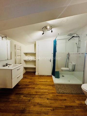 Si vous êtes à la recherche d'une maison familiale avec un jardin au calme alors cette maison est faite pour vous. 
La maison de 135M² vous propose au rez de chaussée: un séjour de 25M² avec un poêle à bois, une cuisine séparée équipée de 15M², 1 arrière cuisine-buanderie, une salle d'eau avec douche à l'italienne et un WC séparé. 
A l'étage vous retrouverez trois chambres, un WC  + une suite parentale avec salle d'eau et WC privé.  

Pour les dépendances: attenant à la maison un garage en partie isolé de 38M², Une remise de 20M². 
Terrain d'environ 1300M² clos avec des petits toits pour rangements supplémentaires. 

Niveau Equipements: 
- Ouverture en double vitrage PVC + moustiquaire de 2023 
- Assainissement relié au tout à l'égout 
- Charpente métallique 
Le DPE va être refait, celui qui est mentionné est l'ancien avant le changement des fenêtres en double vitrage et isolation. 

Sur le plan géographique: 
- 5 MIN de Saint Macoux et Saint Saviol 
- 10 MIN de Civray 
- 34 MIN de Vivonne 
- 50MIN de Poitiers