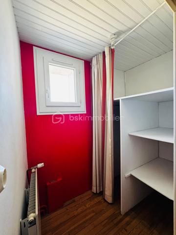 Si vous êtes à la recherche d'une maison familiale avec un jardin au calme alors cette maison est faite pour vous. 
La maison de 135M² vous propose au rez de chaussée: un séjour de 25M² avec un poêle à bois, une cuisine séparée équipée de 15M², 1 arrière cuisine-buanderie, une salle d'eau avec douche à l'italienne et un WC séparé. 
A l'étage vous retrouverez trois chambres, un WC  + une suite parentale avec salle d'eau et WC privé.  

Pour les dépendances: attenant à la maison un garage en partie isolé de 38M², Une remise de 20M². 
Terrain d'environ 1300M² clos avec des petits toits pour rangements supplémentaires. 

Niveau Equipements: 
- Ouverture en double vitrage PVC + moustiquaire de 2023 
- Assainissement relié au tout à l'égout 
- Charpente métallique 
Le DPE va être refait, celui qui est mentionné est l'ancien avant le changement des fenêtres en double vitrage et isolation. 

Sur le plan géographique: 
- 5 MIN de Saint Macoux et Saint Saviol 
- 10 MIN de Civray 
- 34 MIN de Vivonne 
- 50MIN de Poitiers