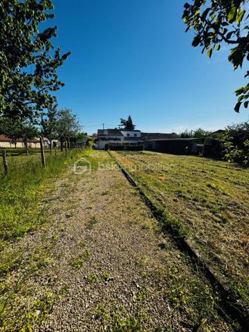 Si vous êtes à la recherche d'une maison familiale avec un jardin au calme alors cette maison est faite pour vous. 
La maison de 135M² vous propose au rez de chaussée: un séjour de 25M² avec un poêle à bois, une cuisine séparée équipée de 15M², 1 arrière cuisine-buanderie, une salle d'eau avec douche à l'italienne et un WC séparé. 
A l'étage vous retrouverez trois chambres, un WC  + une suite parentale avec salle d'eau et WC privé.  

Pour les dépendances: attenant à la maison un garage en partie isolé de 38M², Une remise de 20M². 
Terrain d'environ 1300M² clos avec des petits toits pour rangements supplémentaires. 

Niveau Equipements: 
- Ouverture en double vitrage PVC + moustiquaire de 2023 
- Assainissement relié au tout à l'égout 
- Charpente métallique 
Le DPE va être refait, celui qui est mentionné est l'ancien avant le changement des fenêtres en double vitrage et isolation. 

Sur le plan géographique: 
- 5 MIN de Saint Macoux et Saint Saviol 
- 10 MIN de Civray 
- 34 MIN de Vivonne 
- 50MIN de Poitiers