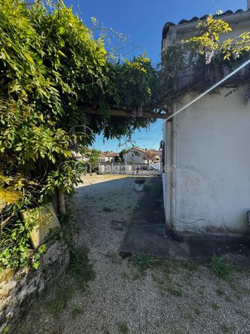 Si vous êtes à la recherche d'une maison familiale avec un jardin au calme alors cette maison est faite pour vous. 
La maison de 135M² vous propose au rez de chaussée: un séjour de 25M² avec un poêle à bois, une cuisine séparée équipée de 15M², 1 arrière cuisine-buanderie, une salle d'eau avec douche à l'italienne et un WC séparé. 
A l'étage vous retrouverez trois chambres, un WC  + une suite parentale avec salle d'eau et WC privé.  

Pour les dépendances: attenant à la maison un garage en partie isolé de 38M², Une remise de 20M². 
Terrain d'environ 1300M² clos avec des petits toits pour rangements supplémentaires. 

Niveau Equipements: 
- Ouverture en double vitrage PVC + moustiquaire de 2023 
- Assainissement relié au tout à l'égout 
- Charpente métallique 
Le DPE va être refait, celui qui est mentionné est l'ancien avant le changement des fenêtres en double vitrage et isolation. 

Sur le plan géographique: 
- 5 MIN de Saint Macoux et Saint Saviol 
- 10 MIN de Civray 
- 34 MIN de Vivonne 
- 50MIN de Poitiers