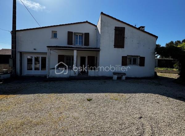 Si vous êtes à la recherche d'une maison familiale avec un jardin au calme alors cette maison est faite pour vous. 
La maison de 135M² vous propose au rez de chaussée: un séjour de 25M² avec un poêle à bois, une cuisine séparée équipée de 15M², 1 arrière cuisine-buanderie, une salle d'eau avec douche à l'italienne et un WC séparé. 
A l'étage vous retrouverez trois chambres, un WC  + une suite parentale avec salle d'eau et WC privé.  

Pour les dépendances: attenant à la maison un garage en partie isolé de 38M², Une remise de 20M². 
Terrain d'environ 1300M² clos avec des petits toits pour rangements supplémentaires. 

Niveau Equipements: 
- Ouverture en double vitrage PVC + moustiquaire de 2023 
- Assainissement relié au tout à l'égout 
- Charpente métallique 
Le DPE va être refait, celui qui est mentionné est l'ancien avant le changement des fenêtres en double vitrage et isolation. 

Sur le plan géographique: 
- 5 MIN de Saint Macoux et Saint Saviol 
- 10 MIN de Civray 
- 34 MIN de Vivonne 
- 50MIN de Poitiers