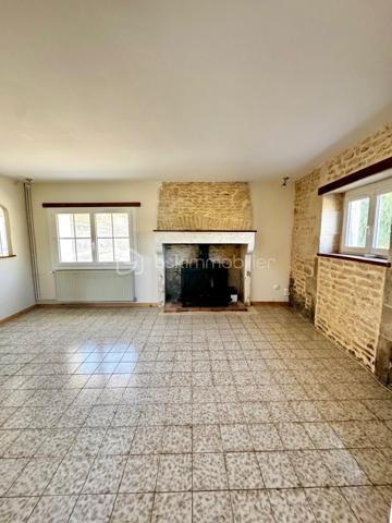 Si vous êtes à la recherche d'une maison familiale avec un jardin au calme alors cette maison est faite pour vous. 
La maison de 135M² vous propose au rez de chaussée: un séjour de 25M² avec un poêle à bois, une cuisine séparée équipée de 15M², 1 arrière cuisine-buanderie, une salle d'eau avec douche à l'italienne et un WC séparé. 
A l'étage vous retrouverez trois chambres, un WC  + une suite parentale avec salle d'eau et WC privé.  

Pour les dépendances: attenant à la maison un garage en partie isolé de 38M², Une remise de 20M². 
Terrain d'environ 1300M² clos avec des petits toits pour rangements supplémentaires. 

Niveau Equipements: 
- Ouverture en double vitrage PVC + moustiquaire de 2023 
- Assainissement relié au tout à l'égout 
- Charpente métallique 
Le DPE va être refait, celui qui est mentionné est l'ancien avant le changement des fenêtres en double vitrage et isolation. 

Sur le plan géographique: 
- 5 MIN de Saint Macoux et Saint Saviol 
- 10 MIN de Civray 
- 34 MIN de Vivonne 
- 50MIN de Poitiers