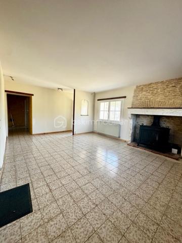 Si vous êtes à la recherche d'une maison familiale avec un jardin au calme alors cette maison est faite pour vous. 
La maison de 135M² vous propose au rez de chaussée: un séjour de 25M² avec un poêle à bois, une cuisine séparée équipée de 15M², 1 arrière cuisine-buanderie, une salle d'eau avec douche à l'italienne et un WC séparé. 
A l'étage vous retrouverez trois chambres, un WC  + une suite parentale avec salle d'eau et WC privé.  

Pour les dépendances: attenant à la maison un garage en partie isolé de 38M², Une remise de 20M². 
Terrain d'environ 1300M² clos avec des petits toits pour rangements supplémentaires. 

Niveau Equipements: 
- Ouverture en double vitrage PVC + moustiquaire de 2023 
- Assainissement relié au tout à l'égout 
- Charpente métallique 
Le DPE va être refait, celui qui est mentionné est l'ancien avant le changement des fenêtres en double vitrage et isolation. 

Sur le plan géographique: 
- 5 MIN de Saint Macoux et Saint Saviol 
- 10 MIN de Civray 
- 34 MIN de Vivonne 
- 50MIN de Poitiers
