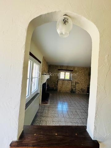 Si vous êtes à la recherche d'une maison familiale avec un jardin au calme alors cette maison est faite pour vous. 
La maison de 135M² vous propose au rez de chaussée: un séjour de 25M² avec un poêle à bois, une cuisine séparée équipée de 15M², 1 arrière cuisine-buanderie, une salle d'eau avec douche à l'italienne et un WC séparé. 
A l'étage vous retrouverez trois chambres, un WC  + une suite parentale avec salle d'eau et WC privé.  

Pour les dépendances: attenant à la maison un garage en partie isolé de 38M², Une remise de 20M². 
Terrain d'environ 1300M² clos avec des petits toits pour rangements supplémentaires. 

Niveau Equipements: 
- Ouverture en double vitrage PVC + moustiquaire de 2023 
- Assainissement relié au tout à l'égout 
- Charpente métallique 
Le DPE va être refait, celui qui est mentionné est l'ancien avant le changement des fenêtres en double vitrage et isolation. 

Sur le plan géographique: 
- 5 MIN de Saint Macoux et Saint Saviol 
- 10 MIN de Civray 
- 34 MIN de Vivonne 
- 50MIN de Poitiers