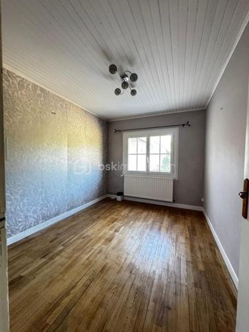 Si vous êtes à la recherche d'une maison familiale avec un jardin au calme alors cette maison est faite pour vous. 
La maison de 135M² vous propose au rez de chaussée: un séjour de 25M² avec un poêle à bois, une cuisine séparée équipée de 15M², 1 arrière cuisine-buanderie, une salle d'eau avec douche à l'italienne et un WC séparé. 
A l'étage vous retrouverez trois chambres, un WC  + une suite parentale avec salle d'eau et WC privé.  

Pour les dépendances: attenant à la maison un garage en partie isolé de 38M², Une remise de 20M². 
Terrain d'environ 1300M² clos avec des petits toits pour rangements supplémentaires. 

Niveau Equipements: 
- Ouverture en double vitrage PVC + moustiquaire de 2023 
- Assainissement relié au tout à l'égout 
- Charpente métallique 
Le DPE va être refait, celui qui est mentionné est l'ancien avant le changement des fenêtres en double vitrage et isolation. 

Sur le plan géographique: 
- 5 MIN de Saint Macoux et Saint Saviol 
- 10 MIN de Civray 
- 34 MIN de Vivonne 
- 50MIN de Poitiers