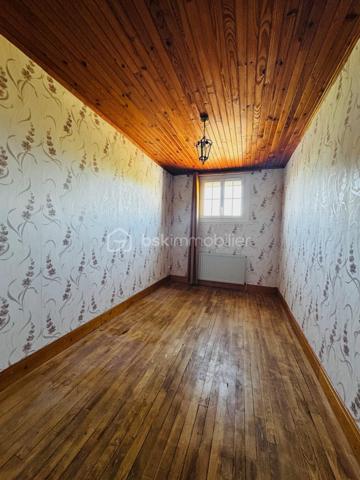 Si vous êtes à la recherche d'une maison familiale avec un jardin au calme alors cette maison est faite pour vous. 
La maison de 135M² vous propose au rez de chaussée: un séjour de 25M² avec un poêle à bois, une cuisine séparée équipée de 15M², 1 arrière cuisine-buanderie, une salle d'eau avec douche à l'italienne et un WC séparé. 
A l'étage vous retrouverez trois chambres, un WC  + une suite parentale avec salle d'eau et WC privé.  

Pour les dépendances: attenant à la maison un garage en partie isolé de 38M², Une remise de 20M². 
Terrain d'environ 1300M² clos avec des petits toits pour rangements supplémentaires. 

Niveau Equipements: 
- Ouverture en double vitrage PVC + moustiquaire de 2023 
- Assainissement relié au tout à l'égout 
- Charpente métallique 
Le DPE va être refait, celui qui est mentionné est l'ancien avant le changement des fenêtres en double vitrage et isolation. 

Sur le plan géographique: 
- 5 MIN de Saint Macoux et Saint Saviol 
- 10 MIN de Civray 
- 34 MIN de Vivonne 
- 50MIN de Poitiers