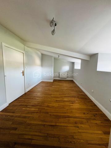 Si vous êtes à la recherche d'une maison familiale avec un jardin au calme alors cette maison est faite pour vous. 
La maison de 135M² vous propose au rez de chaussée: un séjour de 25M² avec un poêle à bois, une cuisine séparée équipée de 15M², 1 arrière cuisine-buanderie, une salle d'eau avec douche à l'italienne et un WC séparé. 
A l'étage vous retrouverez trois chambres, un WC  + une suite parentale avec salle d'eau et WC privé.  

Pour les dépendances: attenant à la maison un garage en partie isolé de 38M², Une remise de 20M². 
Terrain d'environ 1300M² clos avec des petits toits pour rangements supplémentaires. 

Niveau Equipements: 
- Ouverture en double vitrage PVC + moustiquaire de 2023 
- Assainissement relié au tout à l'égout 
- Charpente métallique 
Le DPE va être refait, celui qui est mentionné est l'ancien avant le changement des fenêtres en double vitrage et isolation. 

Sur le plan géographique: 
- 5 MIN de Saint Macoux et Saint Saviol 
- 10 MIN de Civray 
- 34 MIN de Vivonne 
- 50MIN de Poitiers
