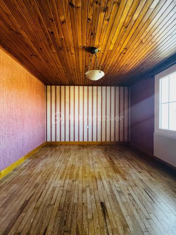 Si vous êtes à la recherche d'une maison familiale avec un jardin au calme alors cette maison est faite pour vous. 
La maison de 135M² vous propose au rez de chaussée: un séjour de 25M² avec un poêle à bois, une cuisine séparée équipée de 15M², 1 arrière cuisine-buanderie, une salle d'eau avec douche à l'italienne et un WC séparé. 
A l'étage vous retrouverez trois chambres, un WC  + une suite parentale avec salle d'eau et WC privé.  

Pour les dépendances: attenant à la maison un garage en partie isolé de 38M², Une remise de 20M². 
Terrain d'environ 1300M² clos avec des petits toits pour rangements supplémentaires. 

Niveau Equipements: 
- Ouverture en double vitrage PVC + moustiquaire de 2023 
- Assainissement relié au tout à l'égout 
- Charpente métallique 
Le DPE va être refait, celui qui est mentionné est l'ancien avant le changement des fenêtres en double vitrage et isolation. 

Sur le plan géographique: 
- 5 MIN de Saint Macoux et Saint Saviol 
- 10 MIN de Civray 
- 34 MIN de Vivonne 
- 50MIN de Poitiers