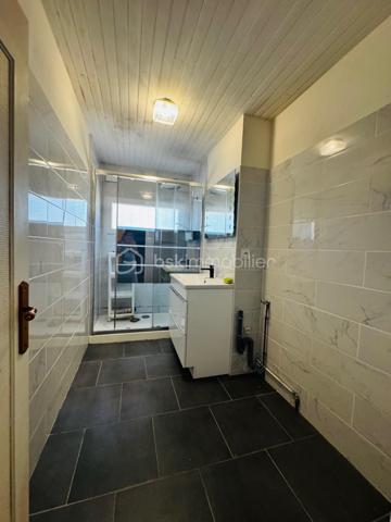 Si vous êtes à la recherche d'une maison familiale avec un jardin au calme alors cette maison est faite pour vous. 
La maison de 135M² vous propose au rez de chaussée: un séjour de 25M² avec un poêle à bois, une cuisine séparée équipée de 15M², 1 arrière cuisine-buanderie, une salle d'eau avec douche à l'italienne et un WC séparé. 
A l'étage vous retrouverez trois chambres, un WC  + une suite parentale avec salle d'eau et WC privé.  

Pour les dépendances: attenant à la maison un garage en partie isolé de 38M², Une remise de 20M². 
Terrain d'environ 1300M² clos avec des petits toits pour rangements supplémentaires. 

Niveau Equipements: 
- Ouverture en double vitrage PVC + moustiquaire de 2023 
- Assainissement relié au tout à l'égout 
- Charpente métallique 
Le DPE va être refait, celui qui est mentionné est l'ancien avant le changement des fenêtres en double vitrage et isolation. 

Sur le plan géographique: 
- 5 MIN de Saint Macoux et Saint Saviol 
- 10 MIN de Civray 
- 34 MIN de Vivonne 
- 50MIN de Poitiers