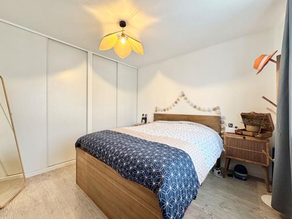 Immeuble de rapport 1 T4 + 1 T5 + 5 studios avec terrasses, jardin, garage, parkings, caves