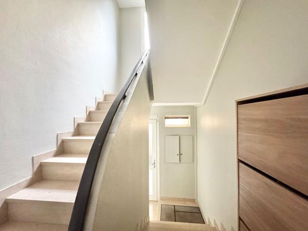 Immeuble de rapport 1 T4 + 1 T5 + 5 studios avec terrasses, jardin, garage, parkings, caves