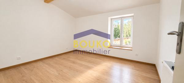 NOUVEAUTÉ - PREMIÈRE LOCATION AVEC TERRASSE Appartement T4 de 89 m² au 1er étage dans ancienne ferme de caract