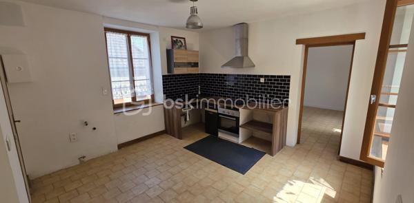 Dans un village prisé disposant d’une gare sur place, découvrez cette agréable maison ancienne de 85 m² habitables, idéale pour un premier achat.
Édifiée sur un terrain de 85 m², elle bénéficie d'une agréable cour de 30 m² au calme, à l'abri et parfaitement exposée plein sud pour profiter pleinement des beaux jours.

Le rez-de-chaussée comprend une cuisine indépendante (conduit de cheminée), un séjour lumineux ainsi qu’un WC avec lave-mains.
Au premier étage, vous trouverez une salle d’eau récente avec WC, une chambre spacieuse de 18,50 m² ainsi qu’une pièce de 8,50 m² pouvant être aménagée en bureau, chambre d’enfant ou espace de télétravail.
Les combles aménagés offrent un bel espace supplémentaire avec une vaste pièce palière et une chambre disposant d’un point d’eau, pour une surface totale de 34 m² au sol. 
Quelques travaux sont à prévoir pour révéler tout son potentiel.
La maison est équipée d’un chauffage électrique et permet l’installation d’un poêle grâce à un conduit de cheminée existant, apportant ainsi confort et convivialité durant l’hiver. Double vitrage.

8 mn à pied de la gare de Cramoisy (ligne Creil-Beauvais) / Gare de Creil : direction Chantilly - Paris - Amiens - Compiègne
Axe routier 18 mn Chantilly - 14 mn Creil - 35 mn Roissy CDG

Proposition d'aménagement visible sur les photos annotées "non contractuel".