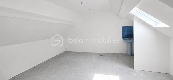 Dans un village prisé disposant d’une gare sur place, découvrez cette agréable maison ancienne de 85 m² habitables, idéale pour un premier achat.
Édifiée sur un terrain de 85 m², elle bénéficie d'une agréable cour de 30 m² au calme, à l'abri et parfaitement exposée plein sud pour profiter pleinement des beaux jours.

Le rez-de-chaussée comprend une cuisine indépendante (conduit de cheminée), un séjour lumineux ainsi qu’un WC avec lave-mains.
Au premier étage, vous trouverez une salle d’eau récente avec WC, une chambre spacieuse de 18,50 m² ainsi qu’une pièce de 8,50 m² pouvant être aménagée en bureau, chambre d’enfant ou espace de télétravail.
Les combles aménagés offrent un bel espace supplémentaire avec une vaste pièce palière et une chambre disposant d’un point d’eau, pour une surface totale de 34 m² au sol. 
Quelques travaux sont à prévoir pour révéler tout son potentiel.
La maison est équipée d’un chauffage électrique et permet l’installation d’un poêle grâce à un conduit de cheminée existant, apportant ainsi confort et convivialité durant l’hiver. Double vitrage.

8 mn à pied de la gare de Cramoisy (ligne Creil-Beauvais) / Gare de Creil : direction Chantilly - Paris - Amiens - Compiègne
Axe routier 18 mn Chantilly - 14 mn Creil - 35 mn Roissy CDG

Proposition d'aménagement visible sur les photos annotées "non contractuel".