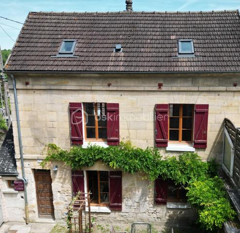 Dans un village prisé disposant d’une gare sur place, découvrez cette agréable maison ancienne de 85 m² habitables, idéale pour un premier achat.
Édifiée sur un terrain de 85 m², elle bénéficie d'une agréable cour de 30 m² au calme, à l'abri et parfaitement exposée plein sud pour profiter pleinement des beaux jours.

Le rez-de-chaussée comprend une cuisine indépendante (conduit de cheminée), un séjour lumineux ainsi qu’un WC avec lave-mains.
Au premier étage, vous trouverez une salle d’eau récente avec WC, une chambre spacieuse de 18,50 m² ainsi qu’une pièce de 8,50 m² pouvant être aménagée en bureau, chambre d’enfant ou espace de télétravail.
Les combles aménagés offrent un bel espace supplémentaire avec une vaste pièce palière et une chambre disposant d’un point d’eau, pour une surface totale de 34 m² au sol. 
Quelques travaux sont à prévoir pour révéler tout son potentiel.
La maison est équipée d’un chauffage électrique et permet l’installation d’un poêle grâce à un conduit de cheminée existant, apportant ainsi confort et convivialité durant l’hiver. Double vitrage.

8 mn à pied de la gare de Cramoisy (ligne Creil-Beauvais) / Gare de Creil : direction Chantilly - Paris - Amiens - Compiègne
Axe routier 18 mn Chantilly - 14 mn Creil - 35 mn Roissy CDG

Proposition d'aménagement visible sur les photos annotées "non contractuel".