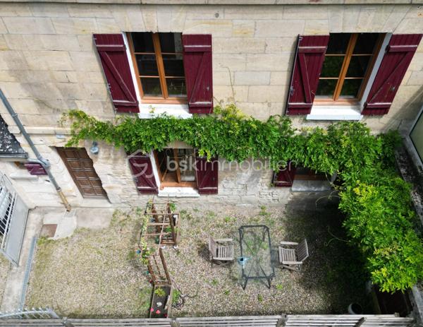 Dans un village prisé disposant d’une gare sur place, découvrez cette agréable maison ancienne de 85 m² habitables, idéale pour un premier achat.
Édifiée sur un terrain de 85 m², elle bénéficie d'une agréable cour de 30 m² au calme, à l'abri et parfaitement exposée plein sud pour profiter pleinement des beaux jours.

Le rez-de-chaussée comprend une cuisine indépendante (conduit de cheminée), un séjour lumineux ainsi qu’un WC avec lave-mains.
Au premier étage, vous trouverez une salle d’eau récente avec WC, une chambre spacieuse de 18,50 m² ainsi qu’une pièce de 8,50 m² pouvant être aménagée en bureau, chambre d’enfant ou espace de télétravail.
Les combles aménagés offrent un bel espace supplémentaire avec une vaste pièce palière et une chambre disposant d’un point d’eau, pour une surface totale de 34 m² au sol. 
Quelques travaux sont à prévoir pour révéler tout son potentiel.
La maison est équipée d’un chauffage électrique et permet l’installation d’un poêle grâce à un conduit de cheminée existant, apportant ainsi confort et convivialité durant l’hiver. Double vitrage.

8 mn à pied de la gare de Cramoisy (ligne Creil-Beauvais) / Gare de Creil : direction Chantilly - Paris - Amiens - Compiègne
Axe routier 18 mn Chantilly - 14 mn Creil - 35 mn Roissy CDG

Proposition d'aménagement visible sur les photos annotées "non contractuel".