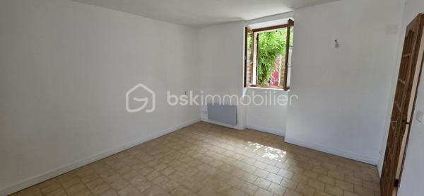 Dans un village prisé disposant d’une gare sur place, découvrez cette agréable maison ancienne de 85 m² habitables, idéale pour un premier achat.
Édifiée sur un terrain de 85 m², elle bénéficie d'une agréable cour de 30 m² au calme, à l'abri et parfaitement exposée plein sud pour profiter pleinement des beaux jours.

Le rez-de-chaussée comprend une cuisine indépendante (conduit de cheminée), un séjour lumineux ainsi qu’un WC avec lave-mains.
Au premier étage, vous trouverez une salle d’eau récente avec WC, une chambre spacieuse de 18,50 m² ainsi qu’une pièce de 8,50 m² pouvant être aménagée en bureau, chambre d’enfant ou espace de télétravail.
Les combles aménagés offrent un bel espace supplémentaire avec une vaste pièce palière et une chambre disposant d’un point d’eau, pour une surface totale de 34 m² au sol. 
Quelques travaux sont à prévoir pour révéler tout son potentiel.
La maison est équipée d’un chauffage électrique et permet l’installation d’un poêle grâce à un conduit de cheminée existant, apportant ainsi confort et convivialité durant l’hiver. Double vitrage.

8 mn à pied de la gare de Cramoisy (ligne Creil-Beauvais) / Gare de Creil : direction Chantilly - Paris - Amiens - Compiègne
Axe routier 18 mn Chantilly - 14 mn Creil - 35 mn Roissy CDG

Proposition d'aménagement visible sur les photos annotées "non contractuel".