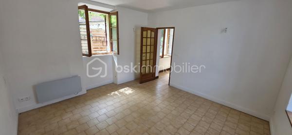 Dans un village prisé disposant d’une gare sur place, découvrez cette agréable maison ancienne de 85 m² habitables, idéale pour un premier achat.
Édifiée sur un terrain de 85 m², elle bénéficie d'une agréable cour de 30 m² au calme, à l'abri et parfaitement exposée plein sud pour profiter pleinement des beaux jours.

Le rez-de-chaussée comprend une cuisine indépendante (conduit de cheminée), un séjour lumineux ainsi qu’un WC avec lave-mains.
Au premier étage, vous trouverez une salle d’eau récente avec WC, une chambre spacieuse de 18,50 m² ainsi qu’une pièce de 8,50 m² pouvant être aménagée en bureau, chambre d’enfant ou espace de télétravail.
Les combles aménagés offrent un bel espace supplémentaire avec une vaste pièce palière et une chambre disposant d’un point d’eau, pour une surface totale de 34 m² au sol. 
Quelques travaux sont à prévoir pour révéler tout son potentiel.
La maison est équipée d’un chauffage électrique et permet l’installation d’un poêle grâce à un conduit de cheminée existant, apportant ainsi confort et convivialité durant l’hiver. Double vitrage.

8 mn à pied de la gare de Cramoisy (ligne Creil-Beauvais) / Gare de Creil : direction Chantilly - Paris - Amiens - Compiègne
Axe routier 18 mn Chantilly - 14 mn Creil - 35 mn Roissy CDG

Proposition d'aménagement visible sur les photos annotées "non contractuel".