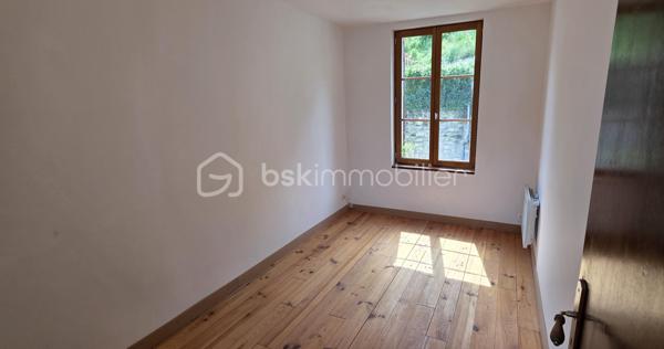 Dans un village prisé disposant d’une gare sur place, découvrez cette agréable maison ancienne de 85 m² habitables, idéale pour un premier achat.
Édifiée sur un terrain de 85 m², elle bénéficie d'une agréable cour de 30 m² au calme, à l'abri et parfaitement exposée plein sud pour profiter pleinement des beaux jours.

Le rez-de-chaussée comprend une cuisine indépendante (conduit de cheminée), un séjour lumineux ainsi qu’un WC avec lave-mains.
Au premier étage, vous trouverez une salle d’eau récente avec WC, une chambre spacieuse de 18,50 m² ainsi qu’une pièce de 8,50 m² pouvant être aménagée en bureau, chambre d’enfant ou espace de télétravail.
Les combles aménagés offrent un bel espace supplémentaire avec une vaste pièce palière et une chambre disposant d’un point d’eau, pour une surface totale de 34 m² au sol. 
Quelques travaux sont à prévoir pour révéler tout son potentiel.
La maison est équipée d’un chauffage électrique et permet l’installation d’un poêle grâce à un conduit de cheminée existant, apportant ainsi confort et convivialité durant l’hiver. Double vitrage.

8 mn à pied de la gare de Cramoisy (ligne Creil-Beauvais) / Gare de Creil : direction Chantilly - Paris - Amiens - Compiègne
Axe routier 18 mn Chantilly - 14 mn Creil - 35 mn Roissy CDG

Proposition d'aménagement visible sur les photos annotées "non contractuel".