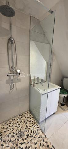 Dans un village prisé disposant d’une gare sur place, découvrez cette agréable maison ancienne de 85 m² habitables, idéale pour un premier achat.
Édifiée sur un terrain de 85 m², elle bénéficie d'une agréable cour de 30 m² au calme, à l'abri et parfaitement exposée plein sud pour profiter pleinement des beaux jours.

Le rez-de-chaussée comprend une cuisine indépendante (conduit de cheminée), un séjour lumineux ainsi qu’un WC avec lave-mains.
Au premier étage, vous trouverez une salle d’eau récente avec WC, une chambre spacieuse de 18,50 m² ainsi qu’une pièce de 8,50 m² pouvant être aménagée en bureau, chambre d’enfant ou espace de télétravail.
Les combles aménagés offrent un bel espace supplémentaire avec une vaste pièce palière et une chambre disposant d’un point d’eau, pour une surface totale de 34 m² au sol. 
Quelques travaux sont à prévoir pour révéler tout son potentiel.
La maison est équipée d’un chauffage électrique et permet l’installation d’un poêle grâce à un conduit de cheminée existant, apportant ainsi confort et convivialité durant l’hiver. Double vitrage.

8 mn à pied de la gare de Cramoisy (ligne Creil-Beauvais) / Gare de Creil : direction Chantilly - Paris - Amiens - Compiègne
Axe routier 18 mn Chantilly - 14 mn Creil - 35 mn Roissy CDG

Proposition d'aménagement visible sur les photos annotées "non contractuel".