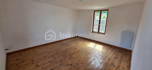 Dans un village prisé disposant d’une gare sur place, découvrez cette agréable maison ancienne de 85 m² habitables, idéale pour un premier achat.
Édifiée sur un terrain de 85 m², elle bénéficie d'une agréable cour de 30 m² au calme, à l'abri et parfaitement exposée plein sud pour profiter pleinement des beaux jours.

Le rez-de-chaussée comprend une cuisine indépendante (conduit de cheminée), un séjour lumineux ainsi qu’un WC avec lave-mains.
Au premier étage, vous trouverez une salle d’eau récente avec WC, une chambre spacieuse de 18,50 m² ainsi qu’une pièce de 8,50 m² pouvant être aménagée en bureau, chambre d’enfant ou espace de télétravail.
Les combles aménagés offrent un bel espace supplémentaire avec une vaste pièce palière et une chambre disposant d’un point d’eau, pour une surface totale de 34 m² au sol. 
Quelques travaux sont à prévoir pour révéler tout son potentiel.
La maison est équipée d’un chauffage électrique et permet l’installation d’un poêle grâce à un conduit de cheminée existant, apportant ainsi confort et convivialité durant l’hiver. Double vitrage.

8 mn à pied de la gare de Cramoisy (ligne Creil-Beauvais) / Gare de Creil : direction Chantilly - Paris - Amiens - Compiègne
Axe routier 18 mn Chantilly - 14 mn Creil - 35 mn Roissy CDG

Proposition d'aménagement visible sur les photos annotées "non contractuel".