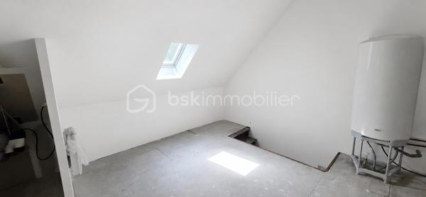 Dans un village prisé disposant d’une gare sur place, découvrez cette agréable maison ancienne de 85 m² habitables, idéale pour un premier achat.
Édifiée sur un terrain de 85 m², elle bénéficie d'une agréable cour de 30 m² au calme, à l'abri et parfaitement exposée plein sud pour profiter pleinement des beaux jours.

Le rez-de-chaussée comprend une cuisine indépendante (conduit de cheminée), un séjour lumineux ainsi qu’un WC avec lave-mains.
Au premier étage, vous trouverez une salle d’eau récente avec WC, une chambre spacieuse de 18,50 m² ainsi qu’une pièce de 8,50 m² pouvant être aménagée en bureau, chambre d’enfant ou espace de télétravail.
Les combles aménagés offrent un bel espace supplémentaire avec une vaste pièce palière et une chambre disposant d’un point d’eau, pour une surface totale de 34 m² au sol. 
Quelques travaux sont à prévoir pour révéler tout son potentiel.
La maison est équipée d’un chauffage électrique et permet l’installation d’un poêle grâce à un conduit de cheminée existant, apportant ainsi confort et convivialité durant l’hiver. Double vitrage.

8 mn à pied de la gare de Cramoisy (ligne Creil-Beauvais) / Gare de Creil : direction Chantilly - Paris - Amiens - Compiègne
Axe routier 18 mn Chantilly - 14 mn Creil - 35 mn Roissy CDG

Proposition d'aménagement visible sur les photos annotées "non contractuel".